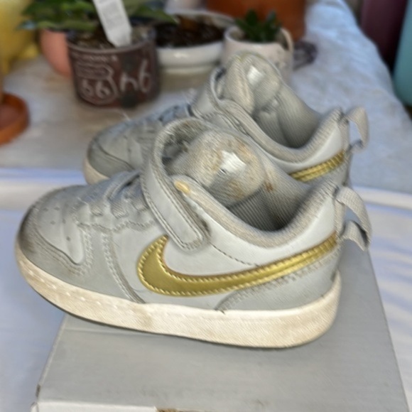 HP 🔥Nike Court Borough‎ Low 2’s: Sleek Style in Light Smoke Grey &Metallic Gold - Picture 6 of 9